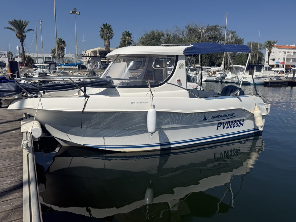 QUICKSILVER 580 PILOTHOUSE
