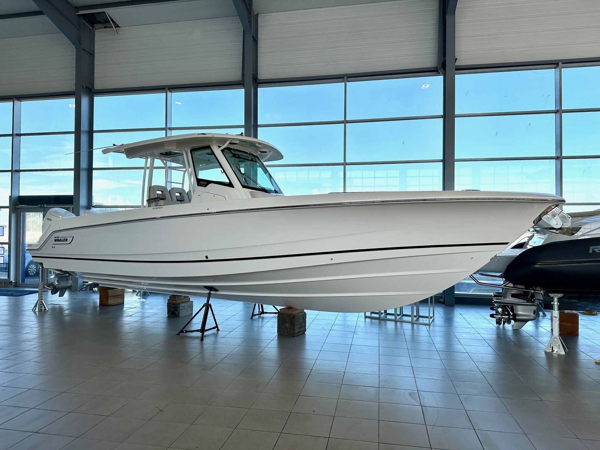BOSTON WHALER 360 Outrage