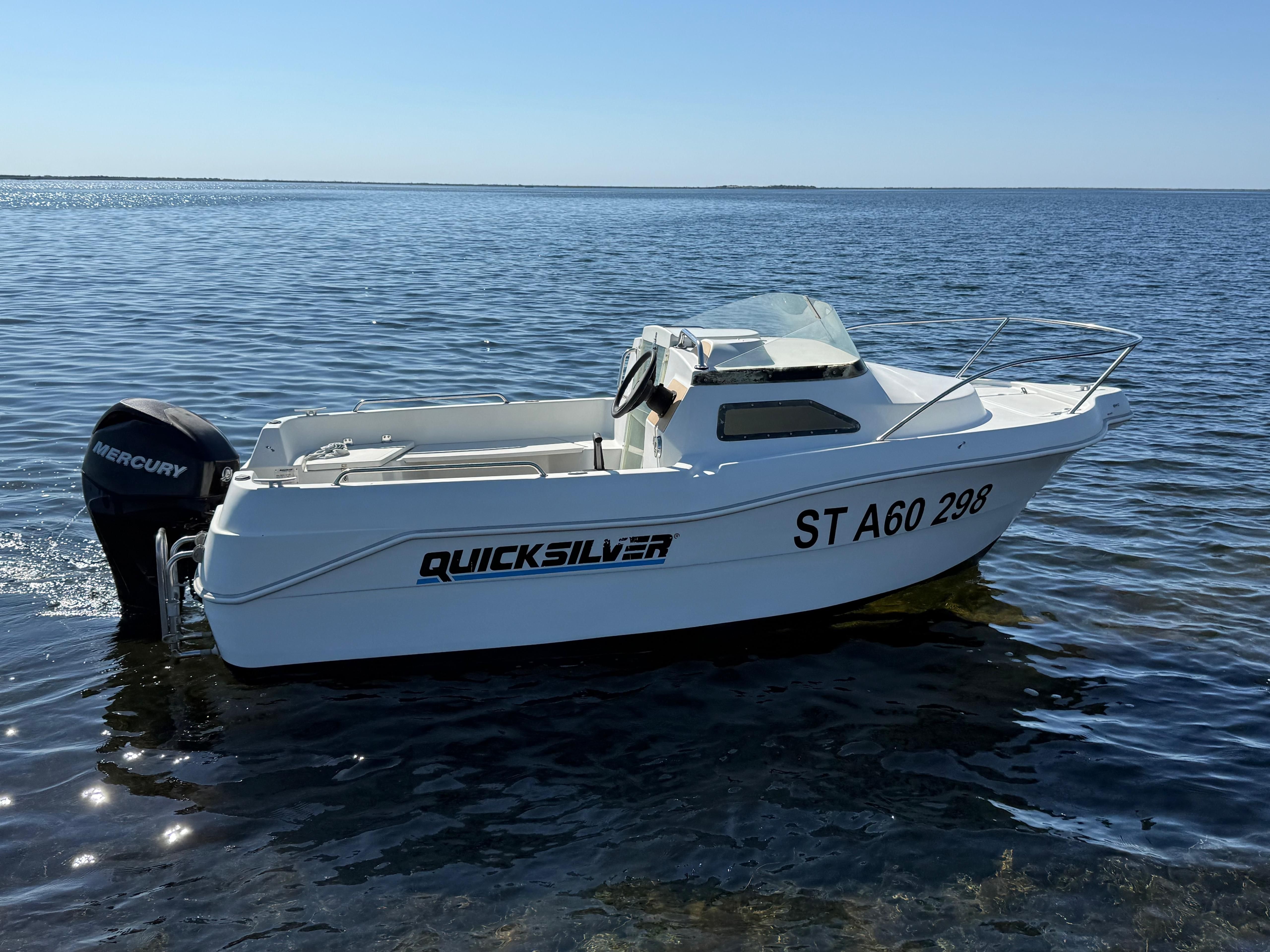 QUICKSILVER 435 cabin