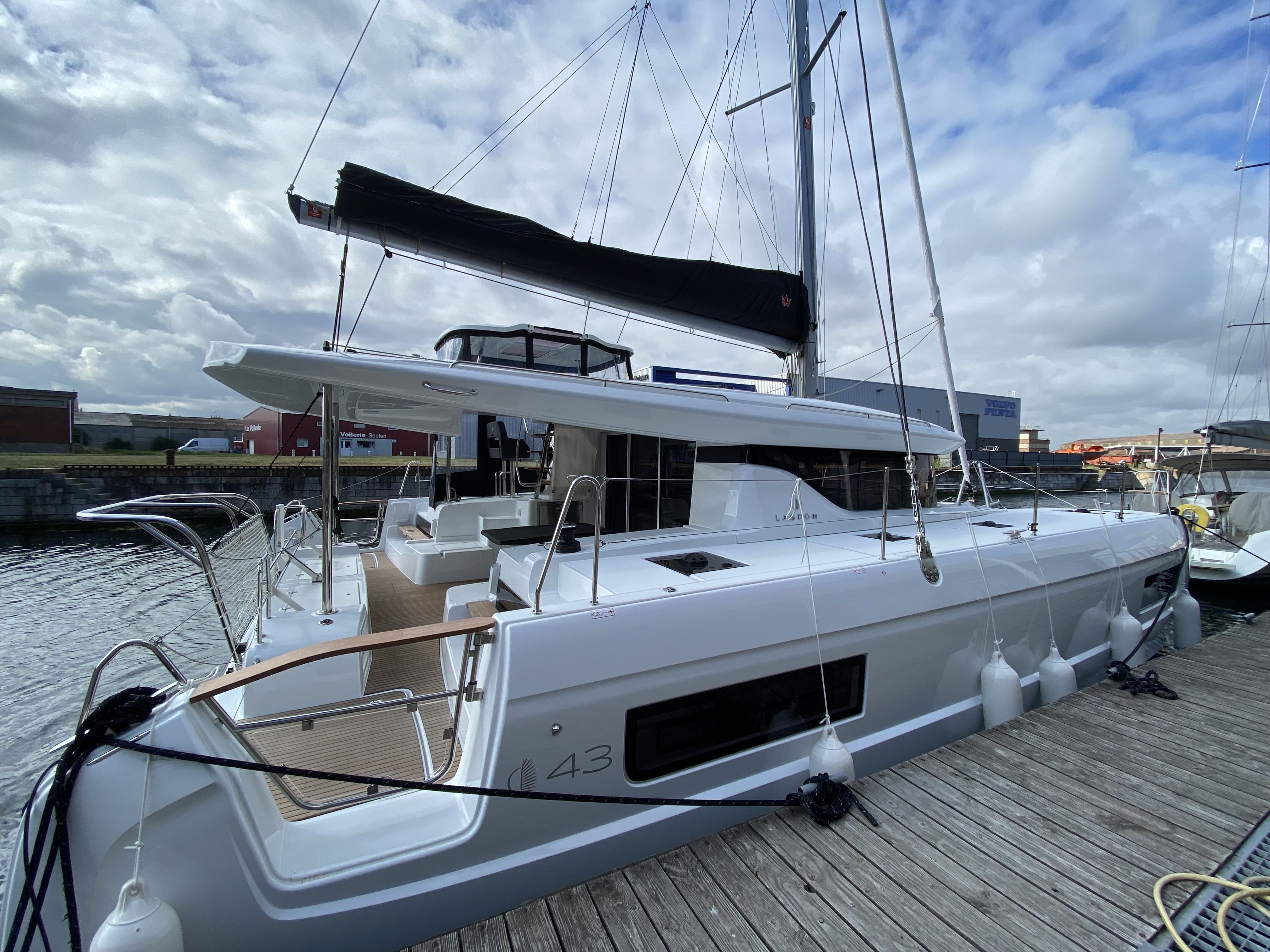 LAGOON 43