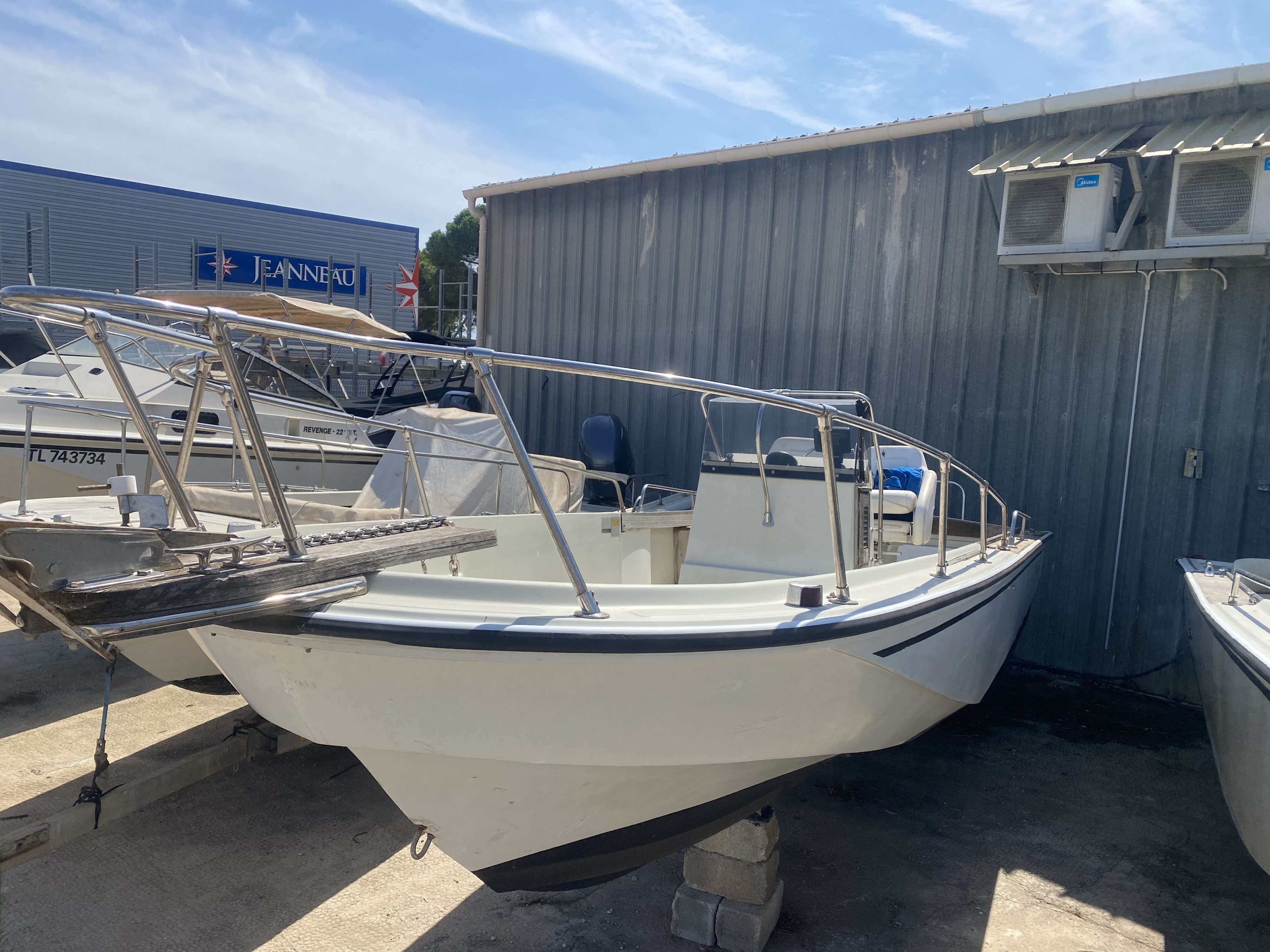 BOSTON WHALER 22 Outrage