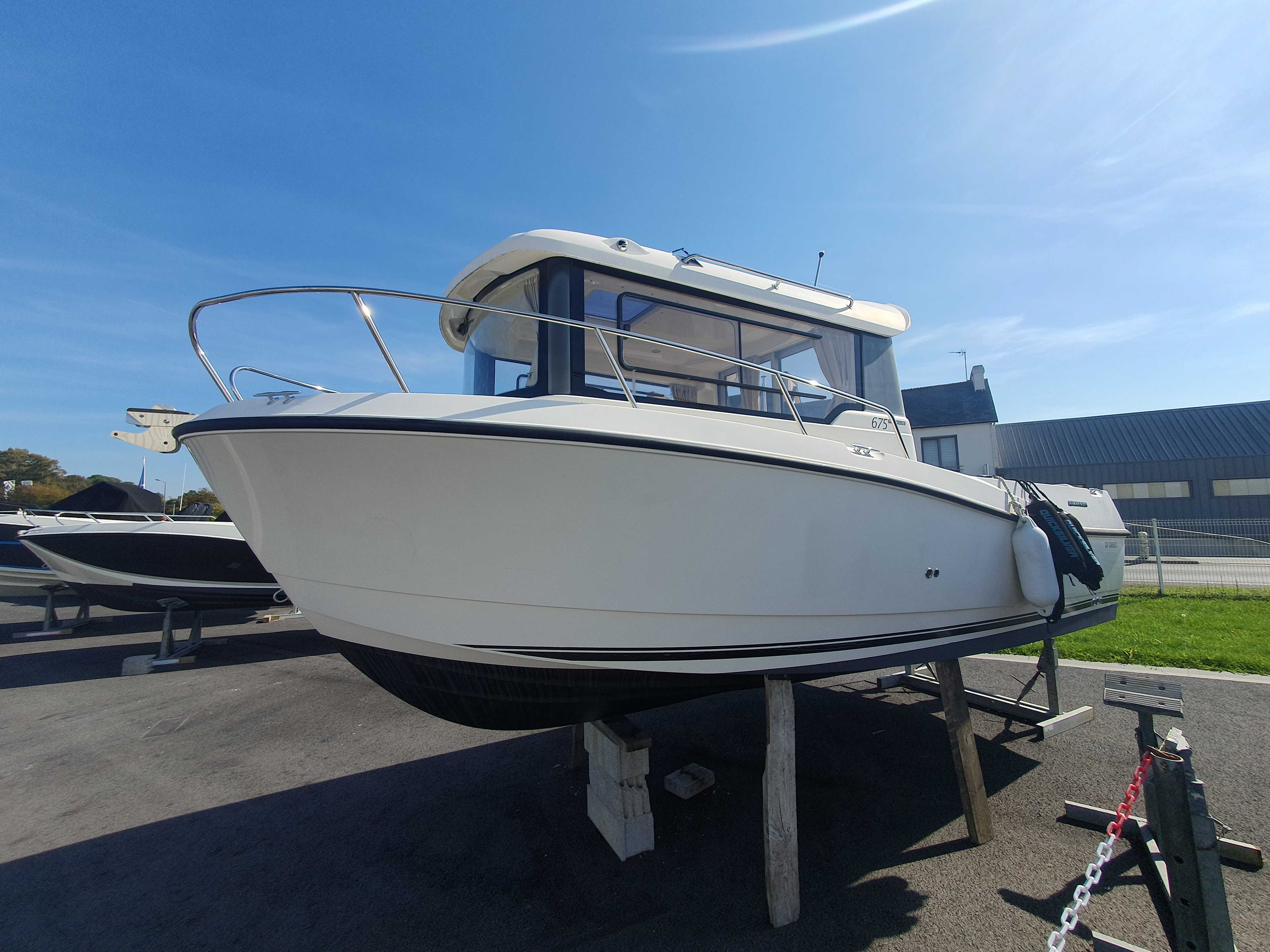 QUICKSILVER PILOTHOUSE 675
